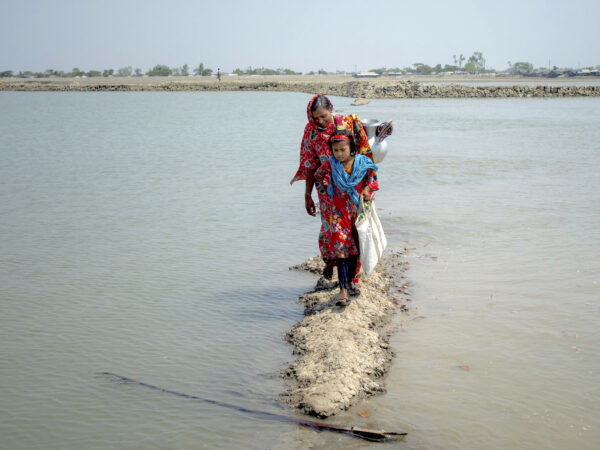 [Traduction] Bangladesh : l’élévation du niveau de la mer pousse les femmes à prendre la pilule pour arrêter leurs menstruations