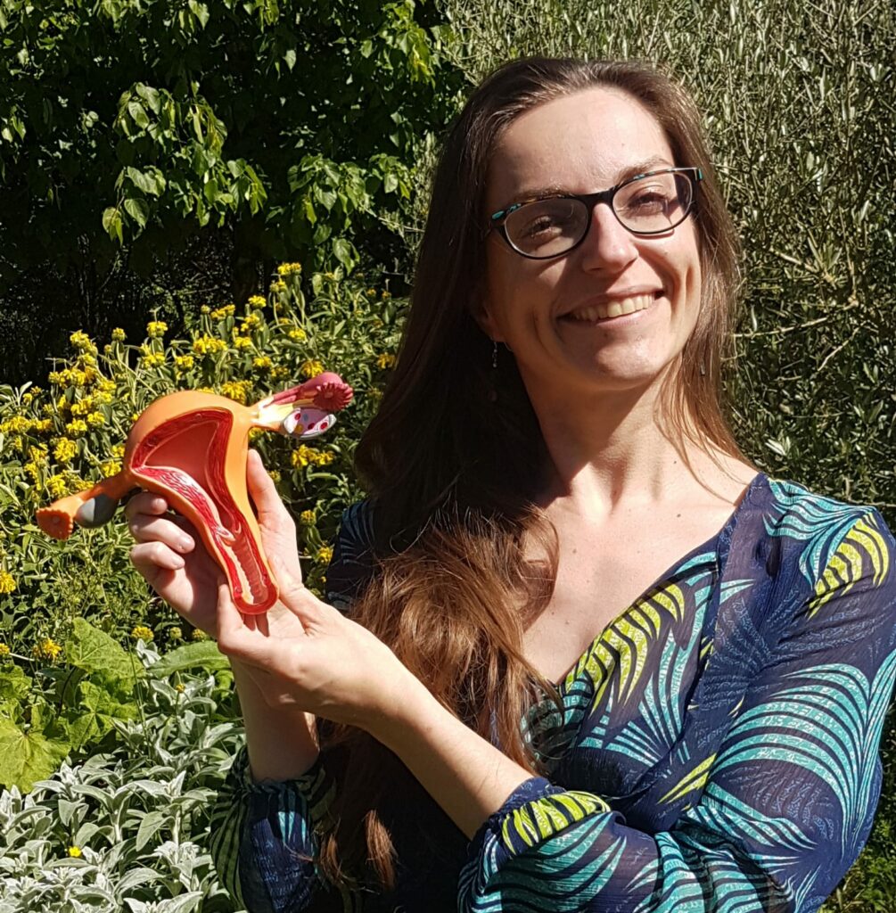 Charlène Brault tient une maquette d’utérus pour illustrer le fonctionnement du cycle menstruel lors d’un atelier d’éducation menstruelle